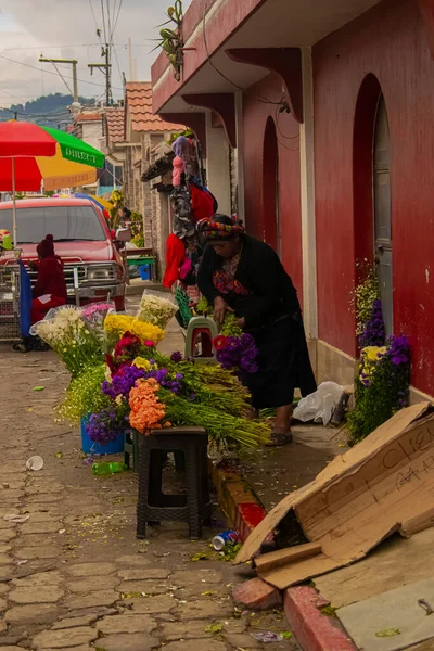 Коренные Женщины Майя Продают Цветы Дню Мертвых — стоковое фото