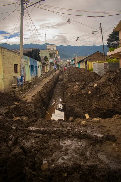 Rua Drenagem Construção Com Casas Com Tempo Nublado — Fotografia de Stock