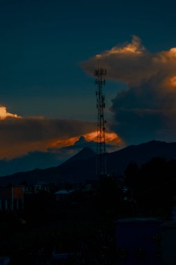 Kırmızı bulutlu gece manzarası