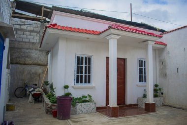 Sütunları ve ahşap kapılı pencereleri olan güzel bir ev.