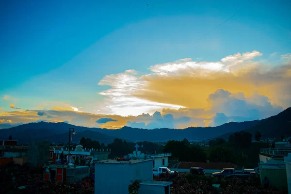 Coucher Soleil Avec Montagnes Ciel Bleu Avec Nuages Jaunes — Photo