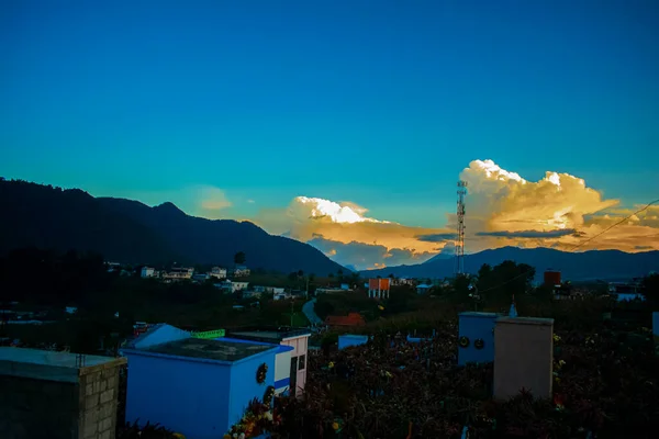 Navio Pôr Sol Com Nuvens Amarelas Céu Azul Rua — Fotografia de Stock