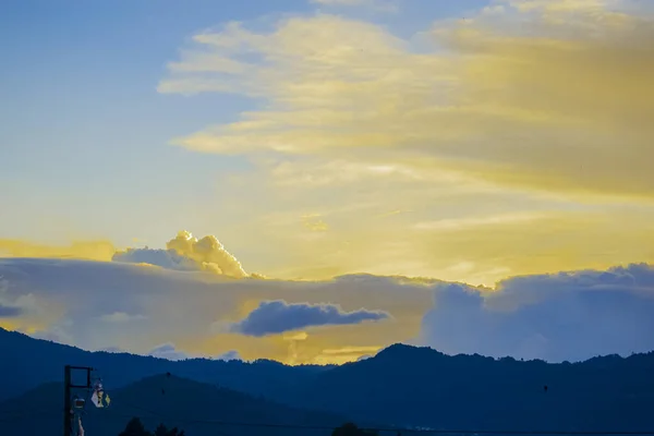 Ciel Paysage Avec Nuages Jaunes Avec Silhouette Montagne — Photo