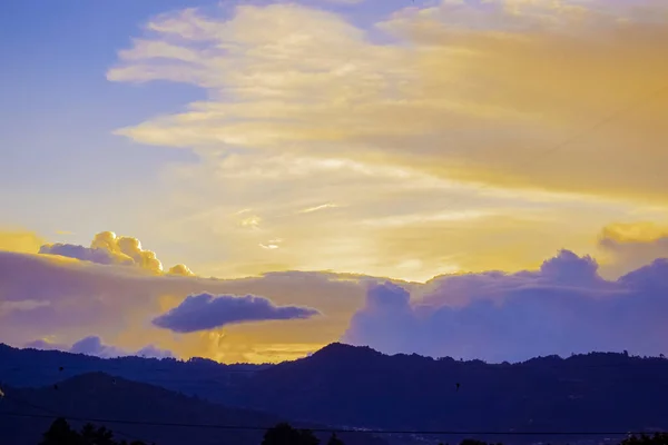 Sarı Bulutlu Günbatımı Gökyüzü — Stok fotoğraf