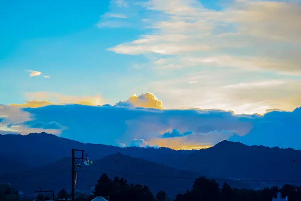 Nuages Jaunes Dans Ciel Avec Des Montagnes Bleues — Photo