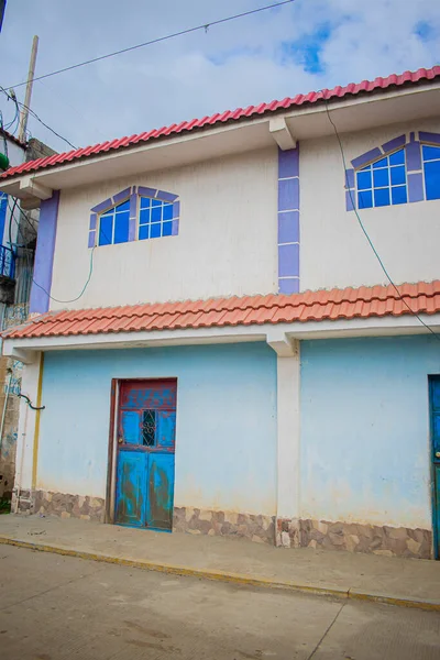 Casa Branca Com Porta Azul — Fotografia de Stock