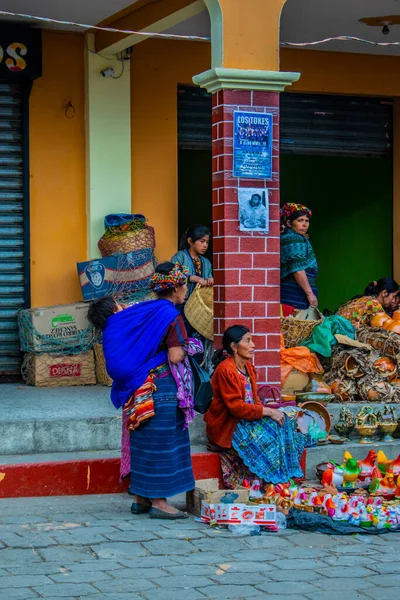 Mayan Indigenous Woman Buying Traditional Pot Cajola — Fotografia de Stock