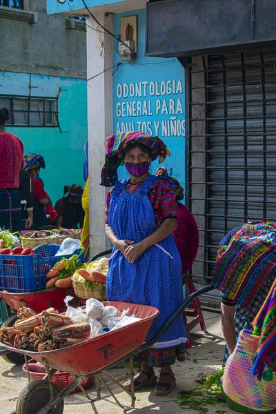 Indigene Frau Verkauft Und Kauft Auf Dem Markt Inmitten Der — Stockfoto