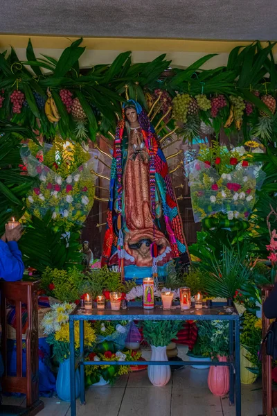 Virgem Guadalupe Com Velas Decorado Com Belas Flores — Fotografia de Stock