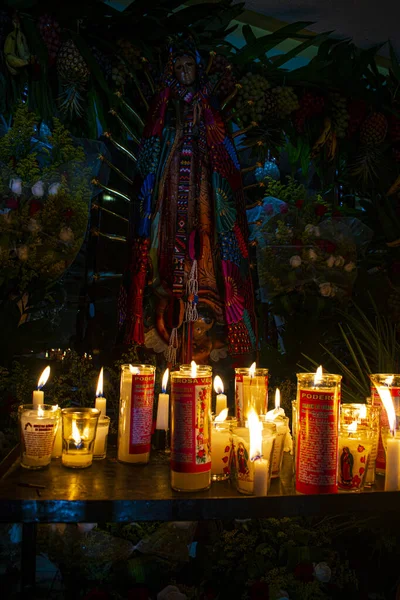 Velas Coloridas Com Imagem Virgem Guadalupe Sobre Fundo Escuro — Fotografia de Stock