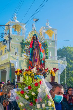 Çiçekli Guadalupe bakiresinin kutsal görüntüsü.