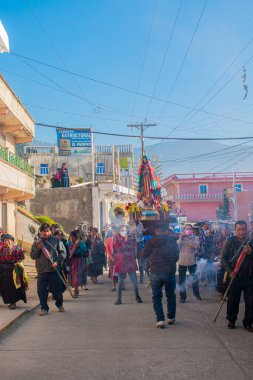 Guadalupe 'nin bakiresinin dumanlı görüntüsüne sahip insanlar.