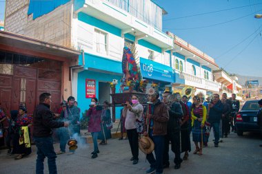 Guadalupe Bakiresi 'nin resmine sahip insanlar sokaklara döküldü ve kıyılarda asalar vardı. 