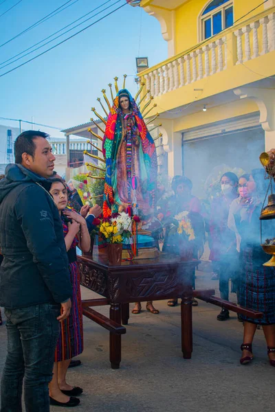 Jungfrun Guadalupe Med Folk Som Bär Henne Procession — Stockfoto