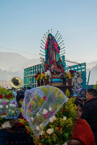 Çiçekli Guadalupe Bakiresi — Stok fotoğraf