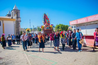 Caddede yürüyen yerli halk cajola alayı içindeki Gudalupe 'un bakiresinin görüntüsüyle