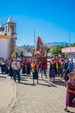 Sokaklarda yürüyen yerli halk, Gudalupe 'nin bakiresinin geçit törenindeki görüntüsüyle...