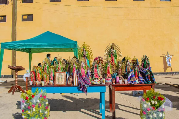 Heilige Beelden Tafel Van Maagd Van Guadalupe Met Bloemen Cajola — Stockfoto