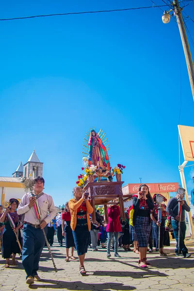 Santa Imagen Virgen Guadalupe Cuarentena Con Iglesia Fondo Cielo Azul — Foto de Stock