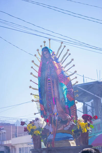 Flores Decoran Virgen Guadalupe Cajola Con Incienso Humón — Foto de Stock