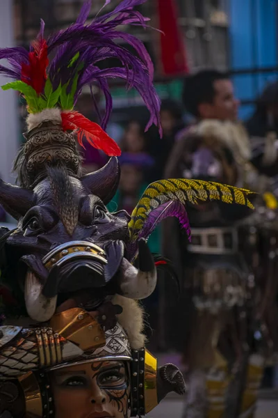 Traje Colorido Mayan Tratar Com Penas — Fotografia de Stock