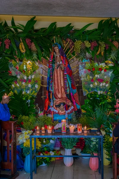 Bela Virgem Guadalupe Com Flores Velas — Fotografia de Stock