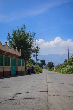 İnsanlarla dolu güzel bir yol manzarası