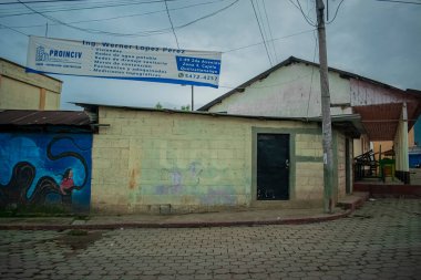 Salgın yüzünden sokaktaki evde kimse yok.