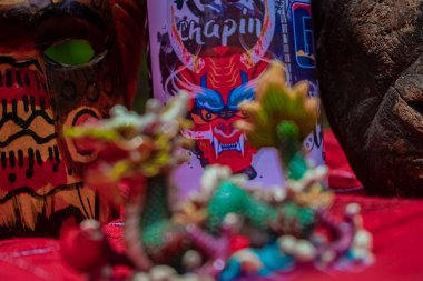 kırmızı cajola figürlü teneke kutu