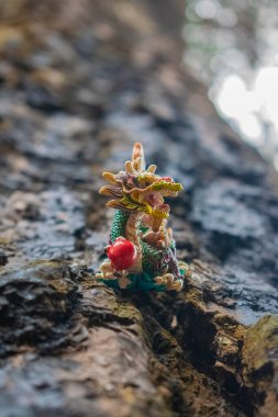 Çam ağacının gövdesinde renkli ejderha