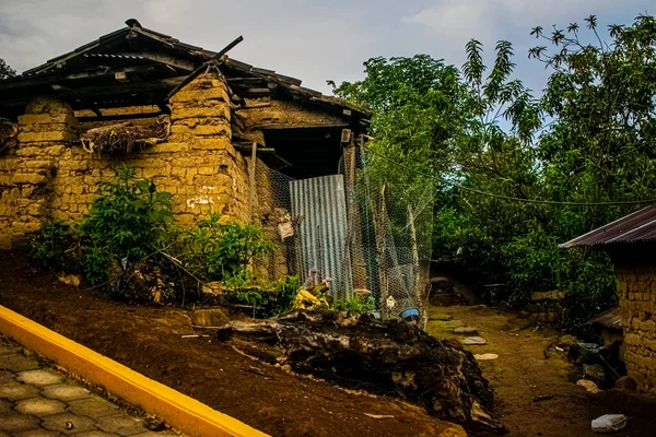 Adobe Casa Floresta Com Belo Pôr Sol — Fotografia de Stock