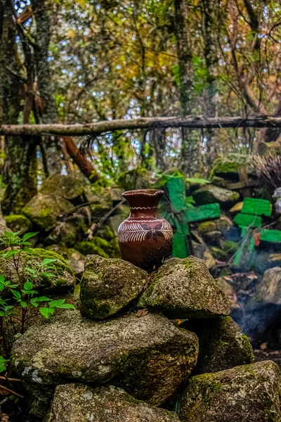 Глиняный Кувшин Скалах Лесу — стоковое фото