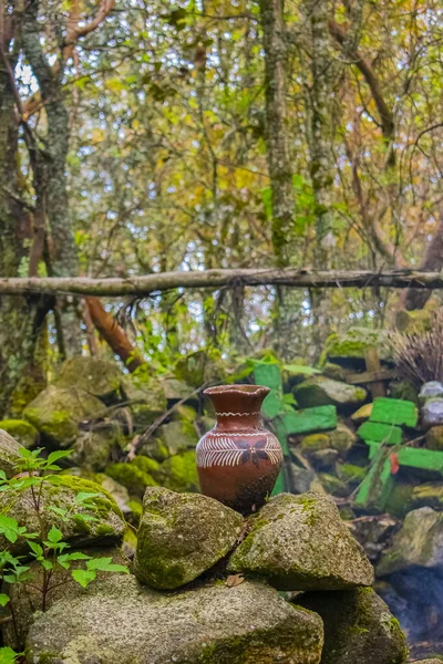 Jarra Barro Sobre Rocas Cajola — Foto de Stock