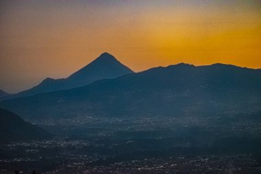 Yanardağ Santa Maria canlı kırmızı ve mavi renklerle