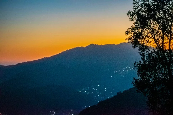 Pôr Sol Com Céu Vermelho Silhueta Montanha — Fotografia de Stock