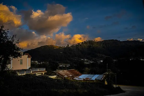 Dağları Gün Batımı Bulutlarıyla Güzel Gün Batımı Manzarası — Stok fotoğraf