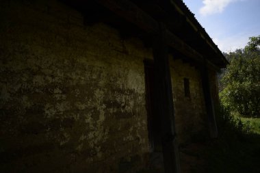 Kahverengi ve siyah eski güzel ev