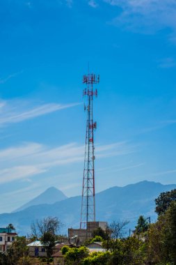 Mavi gökyüzü ve güzel manzaralı sinyal kulesi