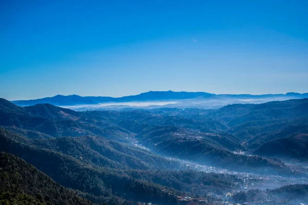 Niebieskie Góry Mgłą Błękitnym Niebem — Zdjęcie stockowe