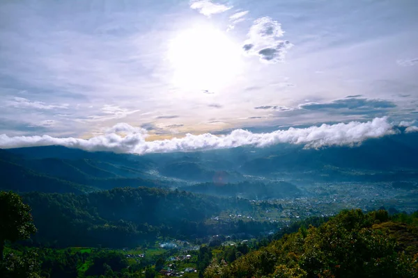 Bellissimo Paesaggio All Alba Con Sole Splendente Sulle Montagne — Foto Stock