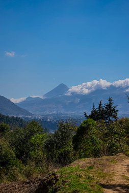 Güzel bulutları ve mavi gökyüzü olan güzel volkan manzarası