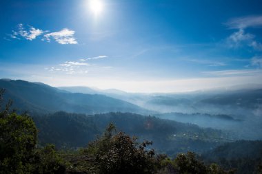 Dağlar, güneşli manzaralar, güzel mavi gökyüzü, cajola.