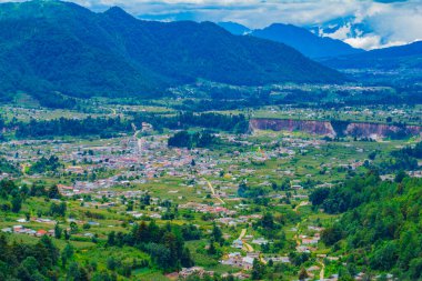 Dağları vadisi ve evleri olan güzel Cajola kasabası.