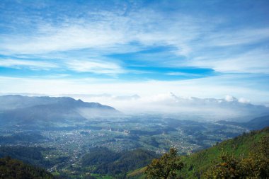 Vadiye tepeden bakan dağları gören vadi de alto mirado cerro el granizo cajola.