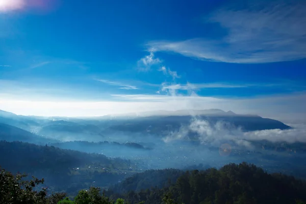 Paisaje Del Valle Con Montañas Hermoso Cielo Azul Con Bosque —  Fotos de Stock