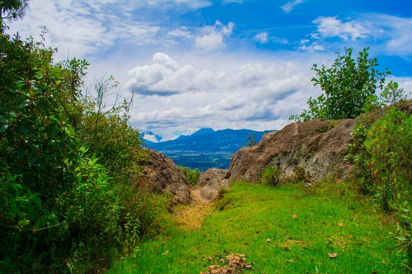 Paesaggio Valle Con Rocce Erba Colore Verde Naturale Con Belle — Foto Stock