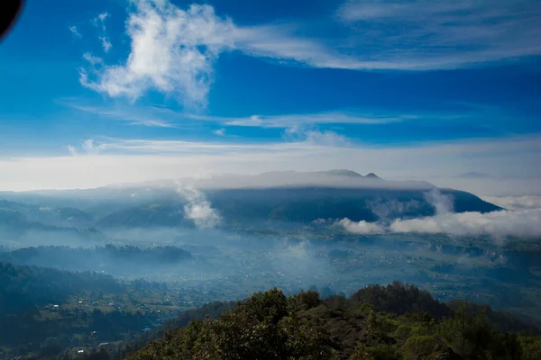 Paesaggio Nuvoloso Con Cielo Azzurro Città Nella Valle — Foto Stock