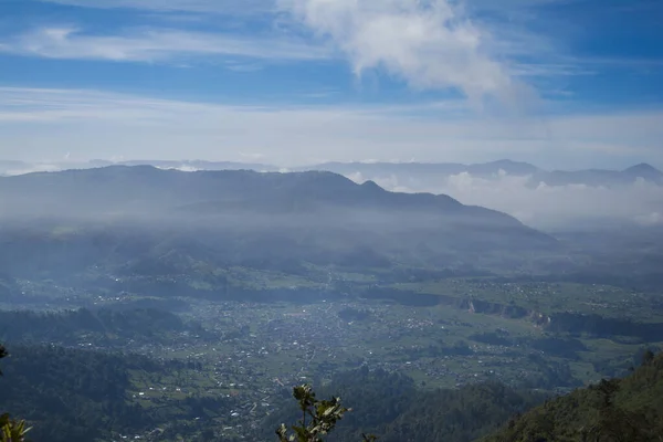 Valle Con Montagne Con Nebbia Che Emergono Città Foresta — Foto Stock
