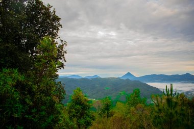 Bulut manzarası ile yeşil orman dağları ile beyaz bulutlar