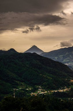 Dağ siluetiyle güzel gün batımı manzarası